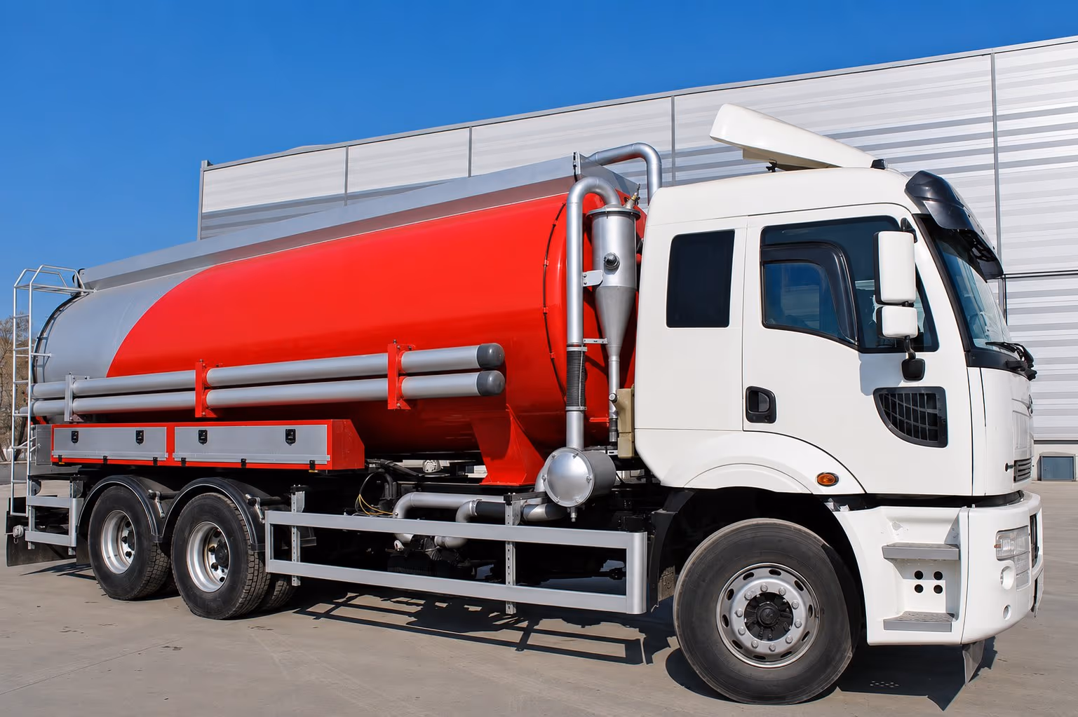 Atık su taşımada kullanılan siklon ayırıcılı tanker